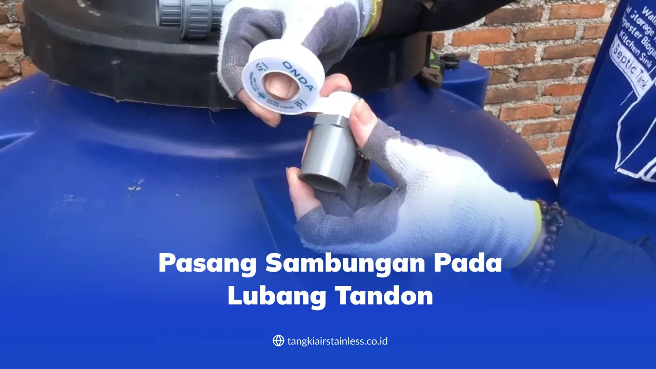 Pasang Sambungan pada Lubang Tandon